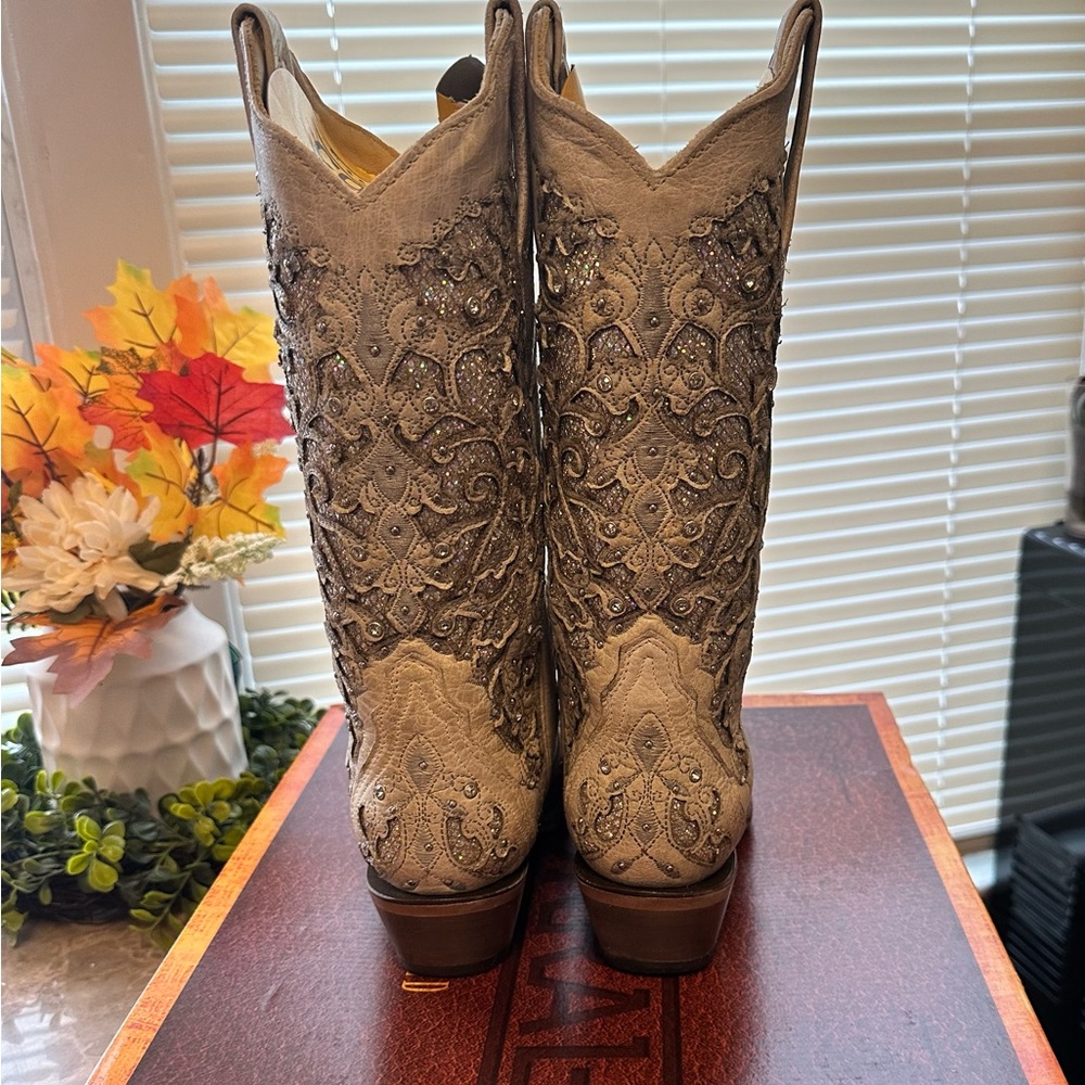 Corral Women’s white glitter inlay cowgirl boots size 6.5